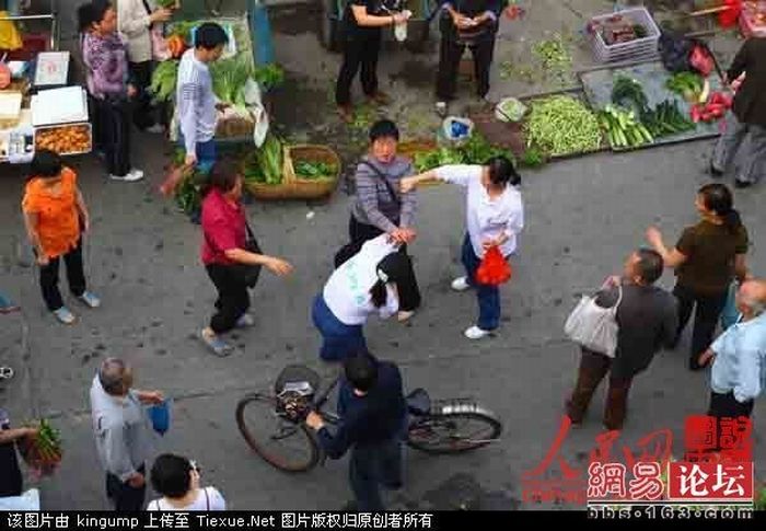 Fight at a Chinese Market (16 pics)
