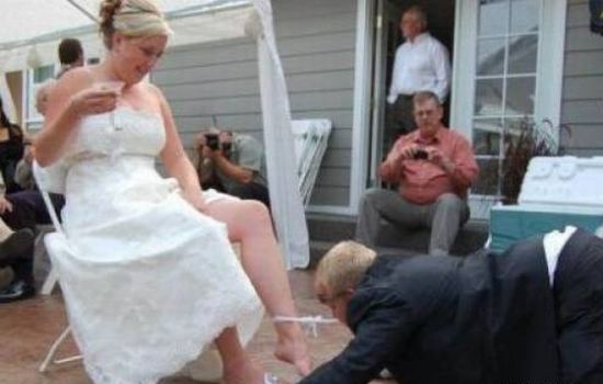 Funny Garter Removal Situations (26 pics)