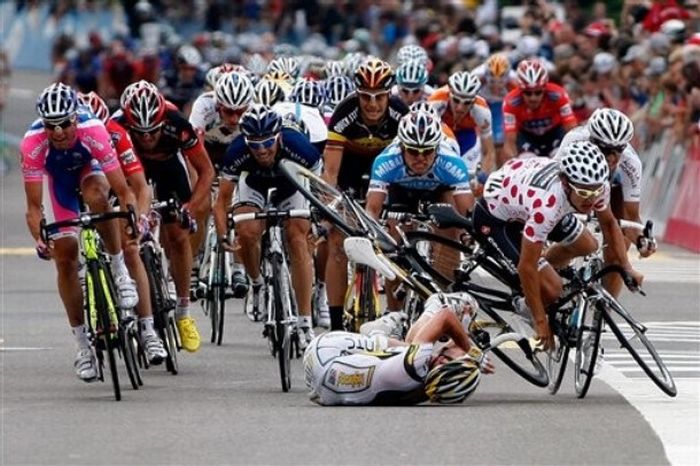 2010 Tour de Suisse Stage 4 Crash (10 pics + video)