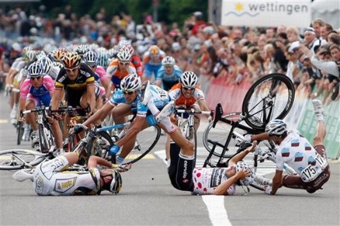 2010 Tour de Suisse Stage 4 Crash (10 pics + video)
