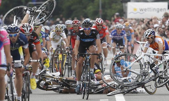 2010 Tour de Suisse Stage 4 Crash (10 pics + video)