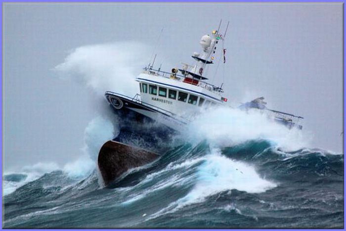 A Fishing Ship Caught in the Middle of a Storm (10 pics)