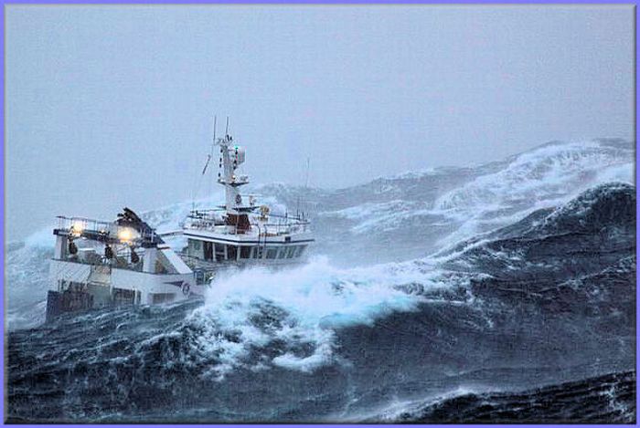 A Fishing Ship Caught in the Middle of a Storm (10 pics)