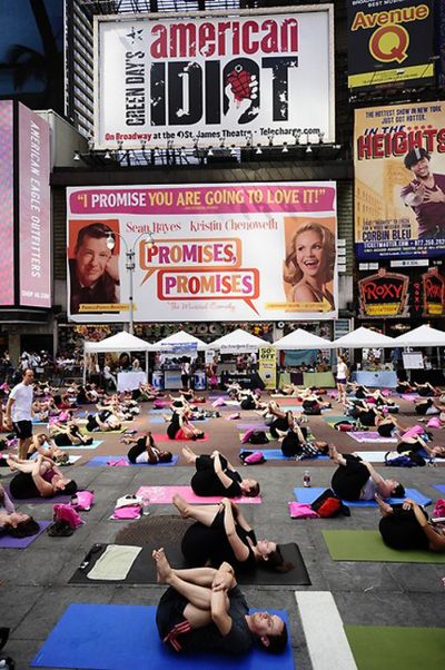 Yoga at Times Square (12 pics)