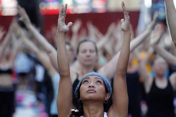Yoga at Times Square (12 pics)