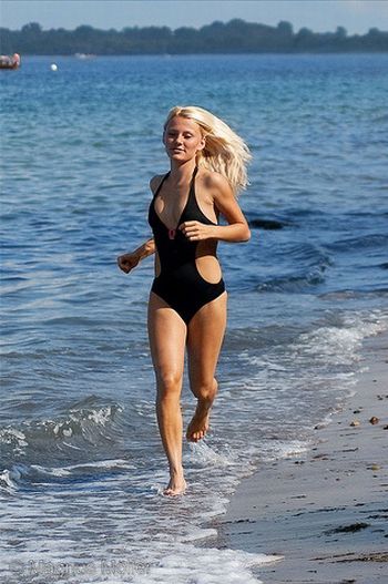 Girls in Bikini Doing a Baywatch Run (69 pics)