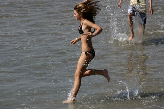 Girls in Bikini Doing a Baywatch Run (69 pics)