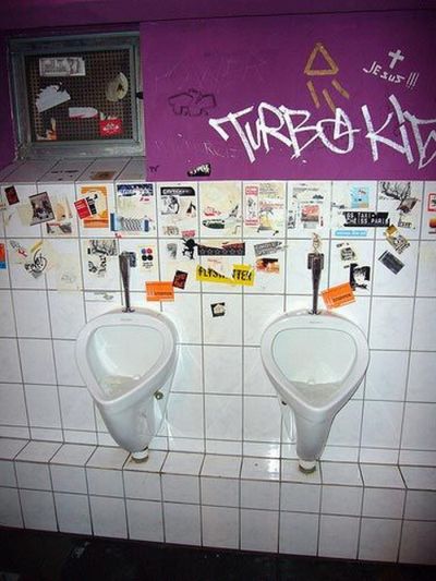 Bathroom Graffiti (51 pics)