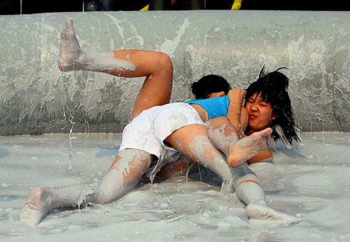 World Bikini Mud Wrestling 2010 (11 pics)