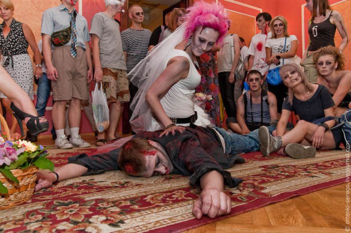 Zombie Wedding (44 pics)