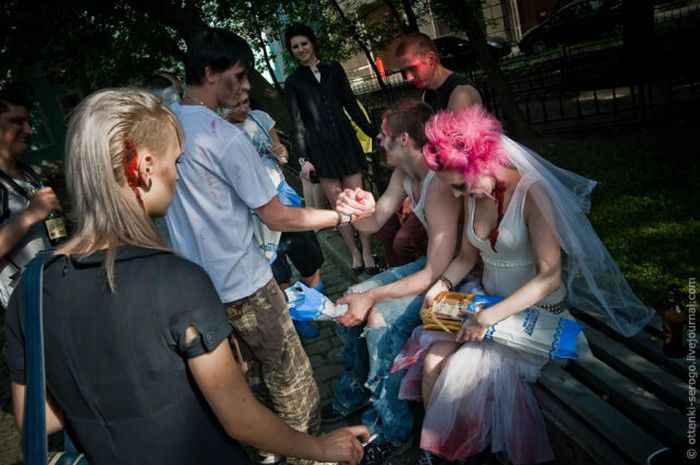 Zombie Wedding (44 pics)
