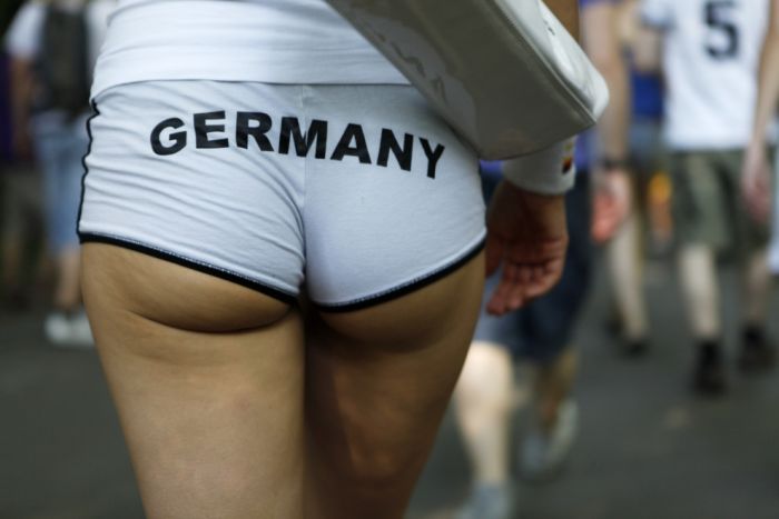 Fans Watching World Cup (28 pics)