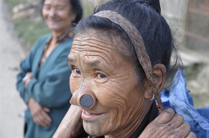 Nose Plugs of the Apatani Women (10 pics)