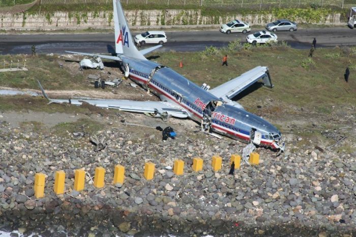 A Plane Overshot Runway in Jamaica (8 pics)