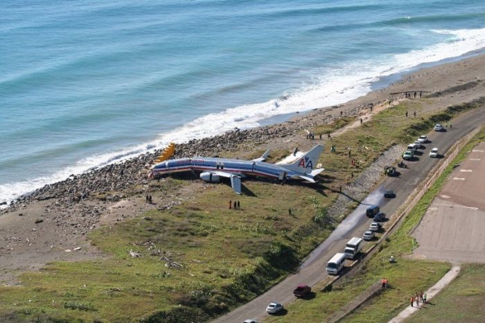 A Plane Overshot Runway in Jamaica (8 pics)