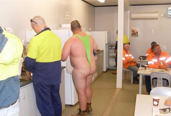 He Lost a Bet at Work (6 pics)