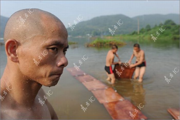 Shaolin Monk Walks on Water (51 pics)