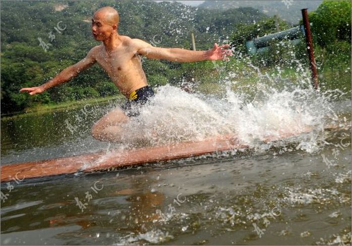 Бег под водой. Бежит по воде. Шаолиньский монах. Шаолинь бег по воде. Шаолиньские монахи бегают по воде.