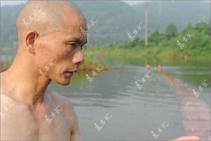 Shaolin Monk Walks on Water (51 pics)