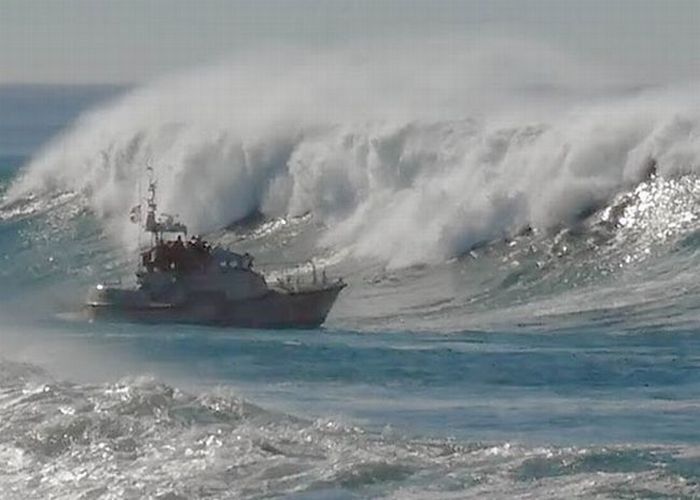 Ship on the Giant Waves (13 pics)