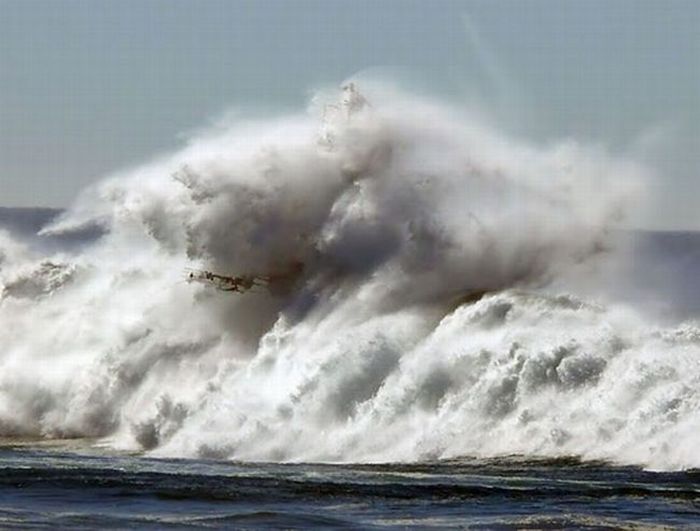 Ship on the Giant Waves (13 pics)