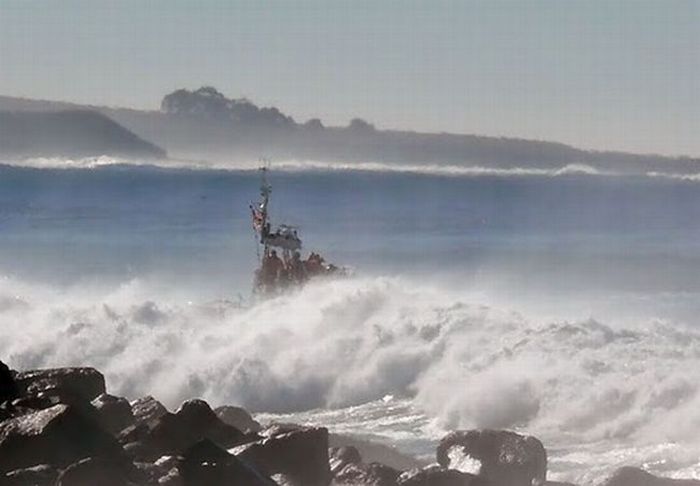 Ship on the Giant Waves (13 pics)