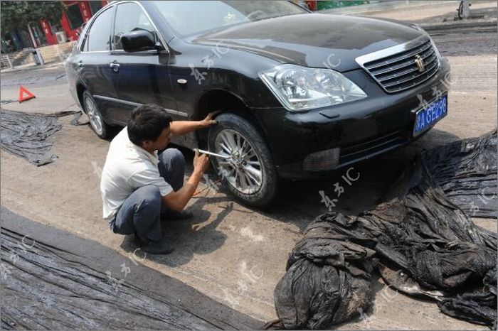 Melted Asphalt Paralyzes Traffic in Zhengzhou (11 pics)