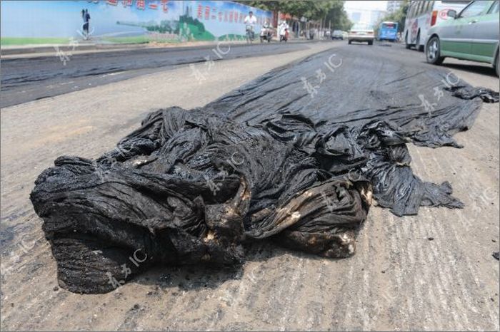 Melted Asphalt Paralyzes Traffic in Zhengzhou (11 pics)