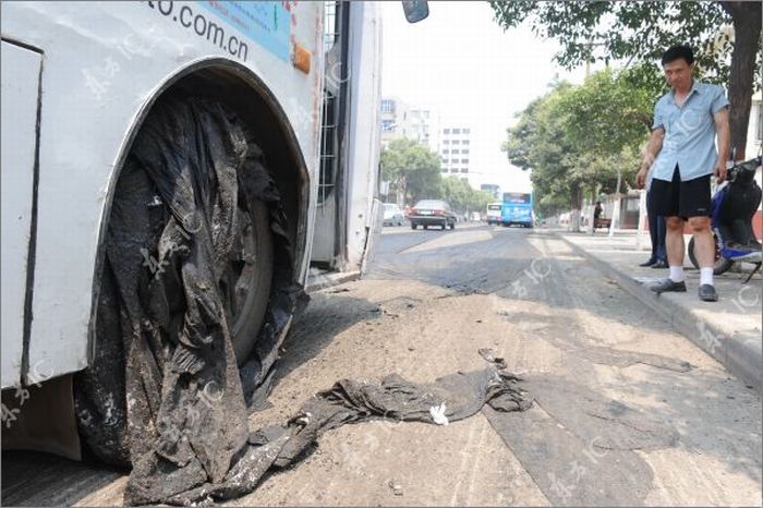 Melted Asphalt Paralyzes Traffic in Zhengzhou (11 pics)