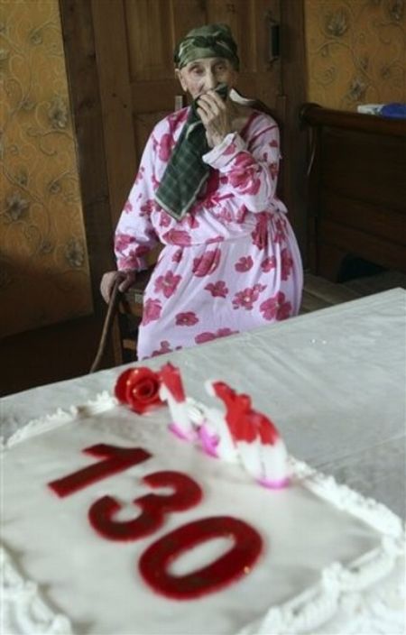 The Oldest Person in the World Turns 130 (14 pics)