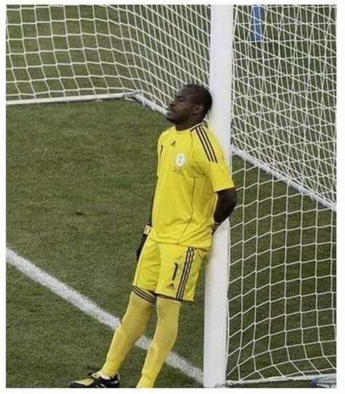 The Calmest Goalkeeper of World Cup 2010 (6 pics)