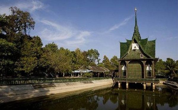 Temple Built Out Of Beer Bottles (21 pics)