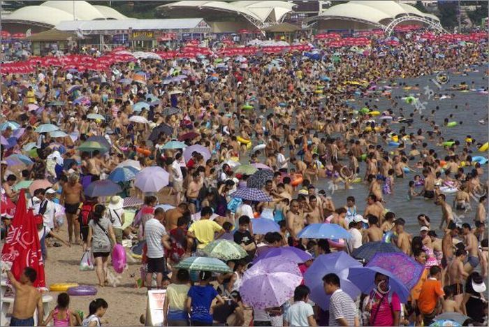 A Crowded Beach In China 10 Pics
