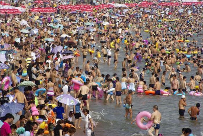 A Crowded Beach in China (10 pics)