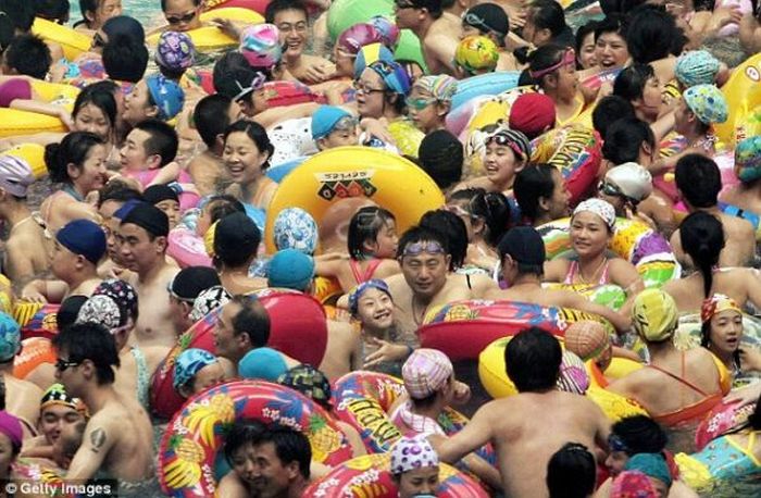 A Crowded Beach in China (10 pics)