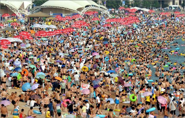 A Crowded Beach In China 10 Pics
