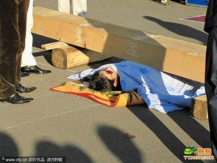 Dangerous Street Performance (4 pics)