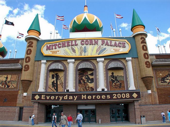 The Mitchell Corn Palace (10 pics)