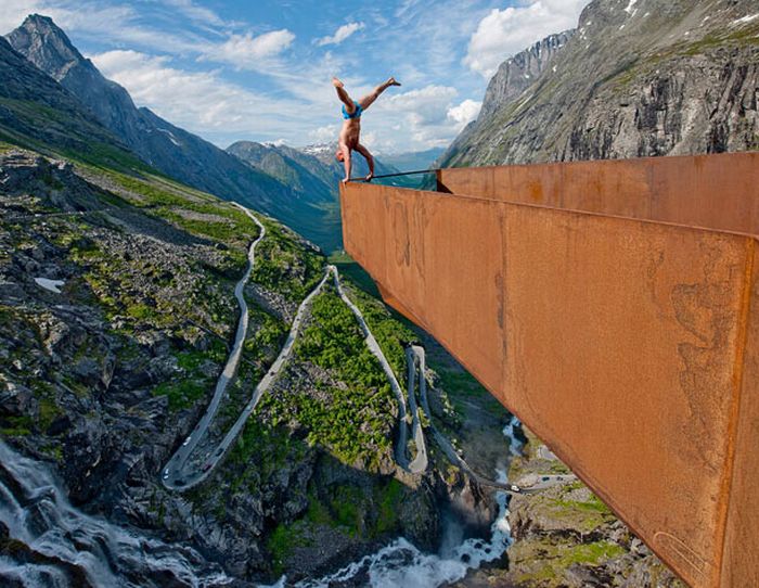 Balancing on the Edge of a Cliff (18 pics)