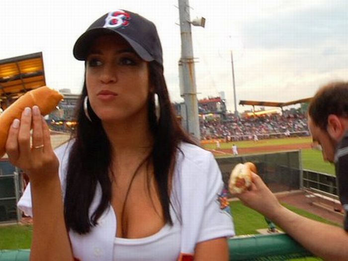 Girls Eating Hot Dogs (78 pics)