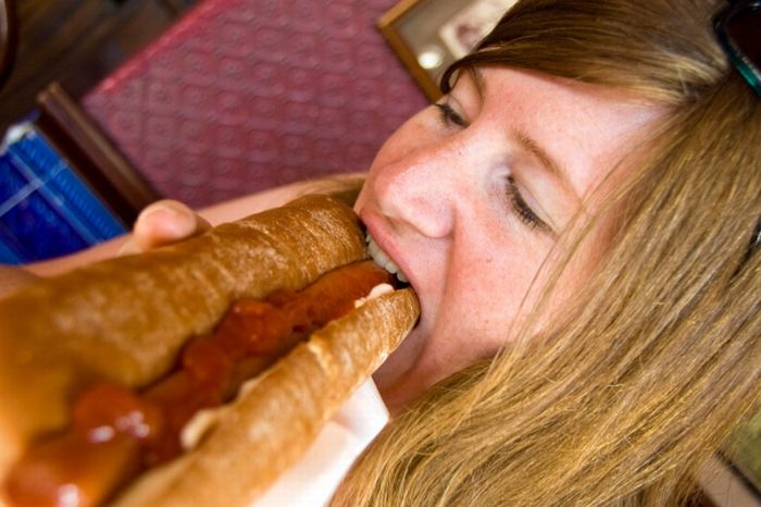 Girls Eating Hot Dogs (78 pics)