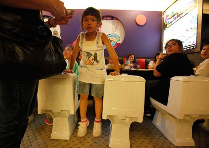 New Toilet Restaurant Opened in China (10 pics)