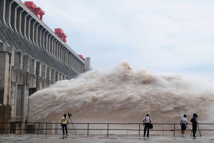 A Chinese Dam vs a Flood (12 pics)