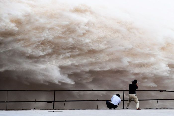 A Chinese Dam vs a Flood (12 pics)