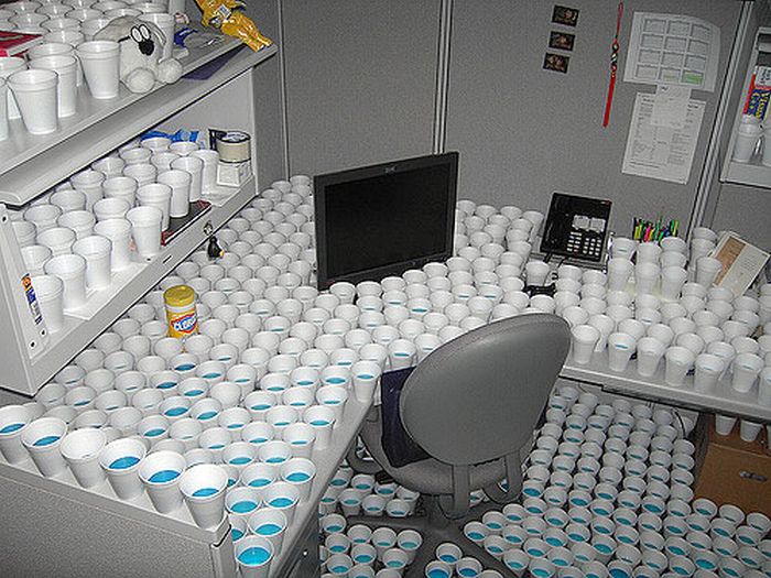 Awesome Office Cube Pranks (21 pics)
