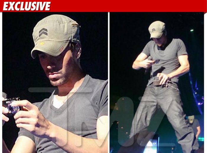 Enrique Iglesias Takes a Picture Down His Trousers For a Fan (4 pics)