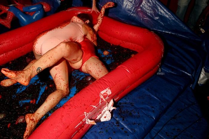 Jell-O Wrestling Bikini Babes (34 pics)