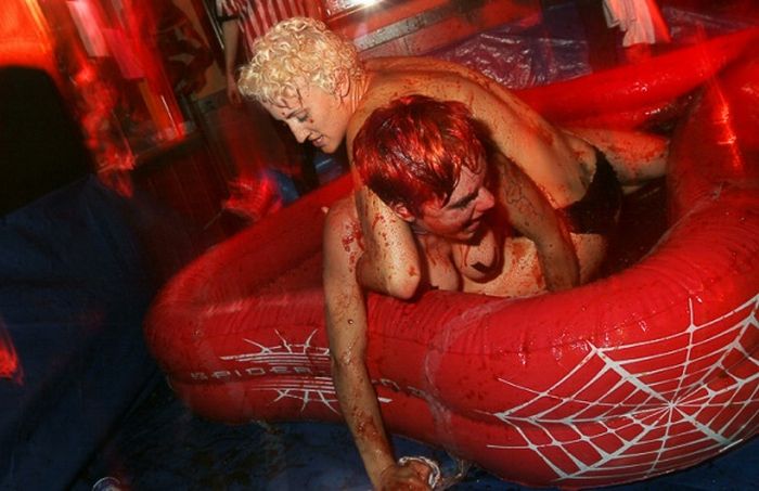 Jell-O Wrestling Bikini Babes (34 pics)