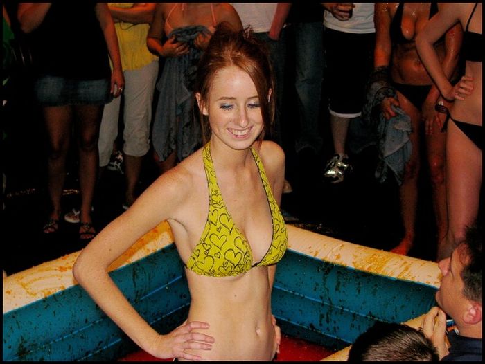 Jell-O Wrestling Bikini Babes (34 pics)