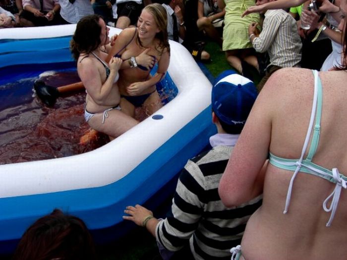 Jell-O Wrestling Bikini Babes (34 pics)